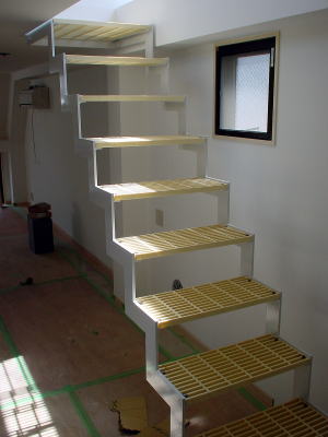 FRPグレーチングを段板に使用したストリップ階段